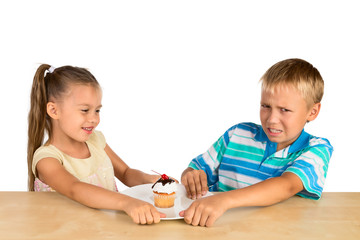 Obraz na płótnie Canvas Kids and a cupcake