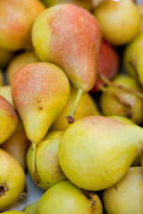 frische reife birnen im sommer auf dem markt