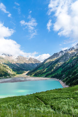 Fototapeta na wymiar Spektakularny scenicznego Big Almaty Lake, Kazachstan