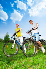 Obraz premium Couple on the bikes