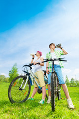 Fototapeta premium Young bikers with water bottles
