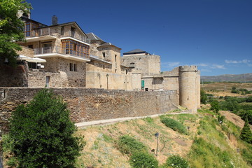 Fototapeta na wymiar Parte antigua y Castillo de Puebla de Sanabria, Zamora.
