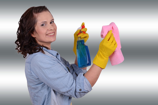 junge frau beim fensterputzen