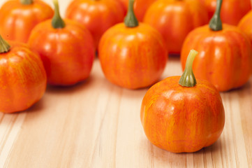 木目の背景にカボチャの置物