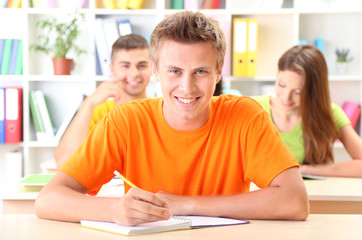 Obraz premium Group of young students sitting at the library