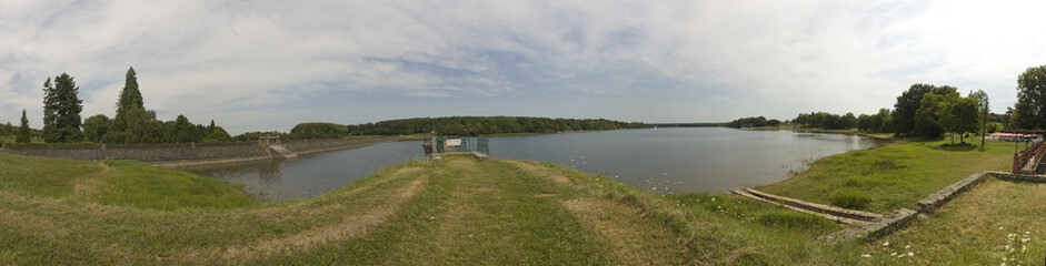 Panoramique digue passerelle lac