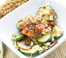 Zucchinis und Champignons