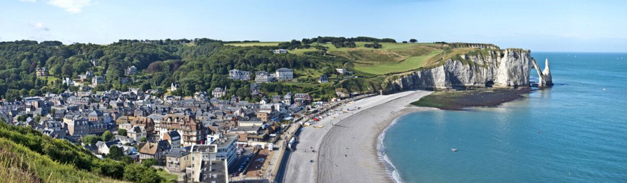 Photo panoramique de la ville et la falaise d'Etretat, panorama &agrave; &Eacute;tretat, Normandie, France