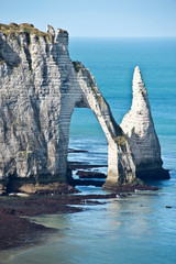 Vue de La Porte d'Aval et l'Aiguille d'Etretat, falaises à Étretat, Normandie, France