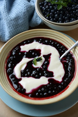 Heiße Heidelbeeren mit Sojajoghurt