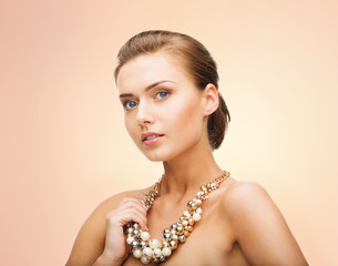 woman wearing pearl statement necklace