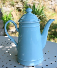 cafetière bleue , café en terrasse