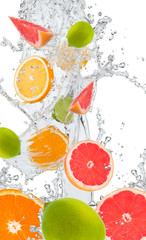 Plakaty  Świeże pomarańcze, limonka i grejpfruty wpadające w plusk wody