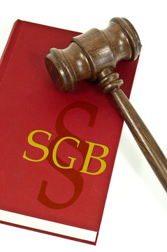Richterhammer mit Buch SGB