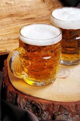 Boccali di birra bionda