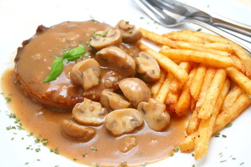 Jägerschnitzel mit Pommes