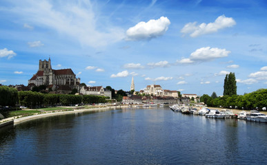 Fototapeta na wymiar Przegląd Auxerre i katedrą