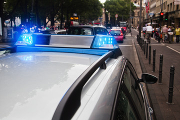 Polizeiwagen im städtischen Einsatz