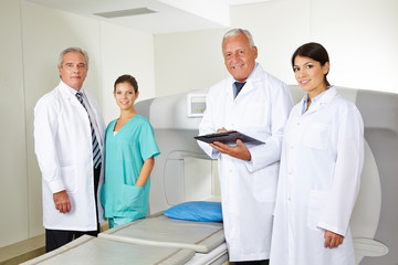 Ärzte-Team in der Radiologie