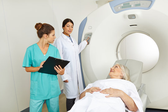 Radiologe und Krankenschwester am MRT