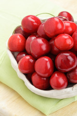 Frische Süßkirschen in Schale
