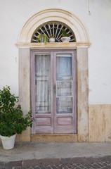 Fototapeta na wymiar Drewniane drzwi. Mattinata. Apulia. Włochy.