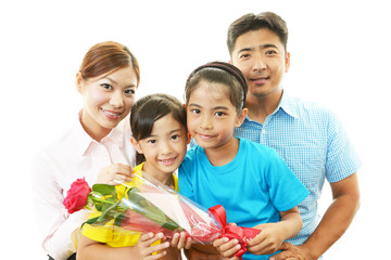 笑顔の女の子と親