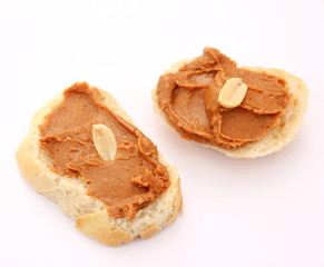 Brot mit Erdnussbutter