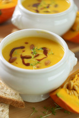 Kürbissuppe mit Kürbiskernöl und Gartenkresse