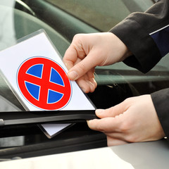 Politesse schreibt Knöllchen an Falschparker