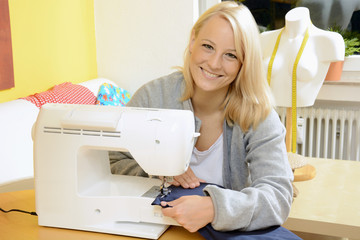Frau arbeitet mit Nähmaschine