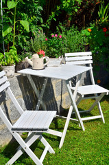 weiße Gartenmöbel Tisch Blumen