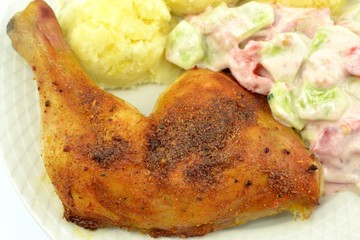 udko pieczone z ziemniakami i sałatką © robert6666