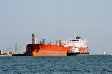 quay tanker to discharge
