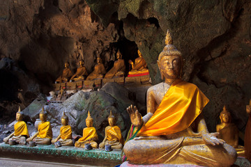 Obraz premium Old Buddha statues in the cave of Thailand