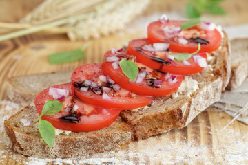 Krustenbrot mit Tomatenscheiben