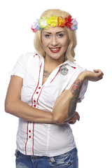 Frau im sommerlichen Kleid mit Blumenkranz (Hippie-Stil)