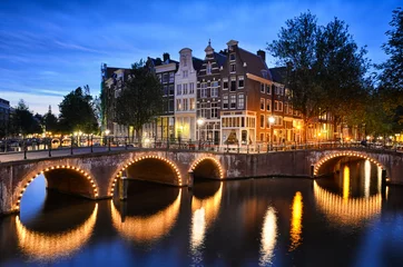 Fotobehang Amsterdam Nachtscène aan een gracht in Amsterdam
