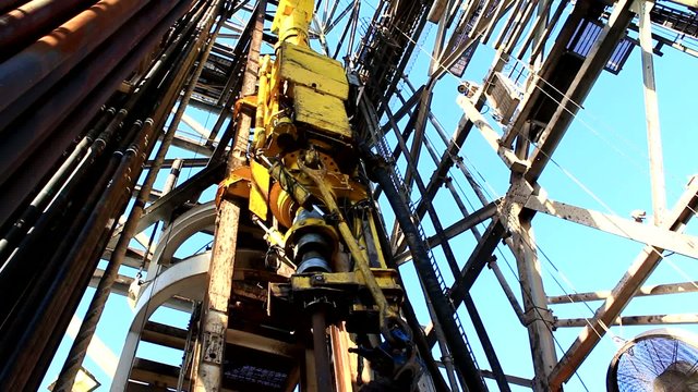 Top Drive System (TDS) Spinning for Oil Drilling Rig
