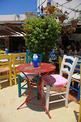 Fototapeta na wymiar outdoor restauracja wielokolorowe mebli (Kreta, Grecja)
