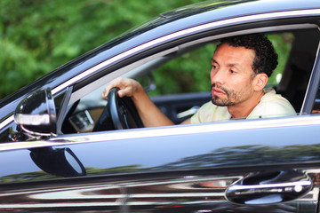 Mann schaut in Seitenspiegel