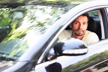 Mann im Auto