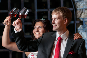 Brautpaar bei der Weinprobe