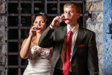 Brautpaar bei der Weinprobe