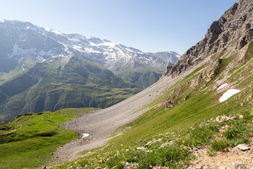 Neige, falaise et sommets au col