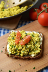 Gebratener Tofu mit Curry und Schnittlauch