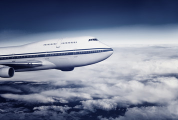 Naklejka na ściany i meble samolot pasażerski w chmurach.