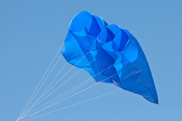 Grande aquilone in volo di colore azzurro contro il cielo limpido. © lucioganci