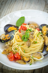 Spaghetti con cozze e arselle, cucina mediterranea