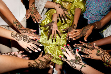 cérémonie de tatouage au henné sur les mains par un groupe de femmes